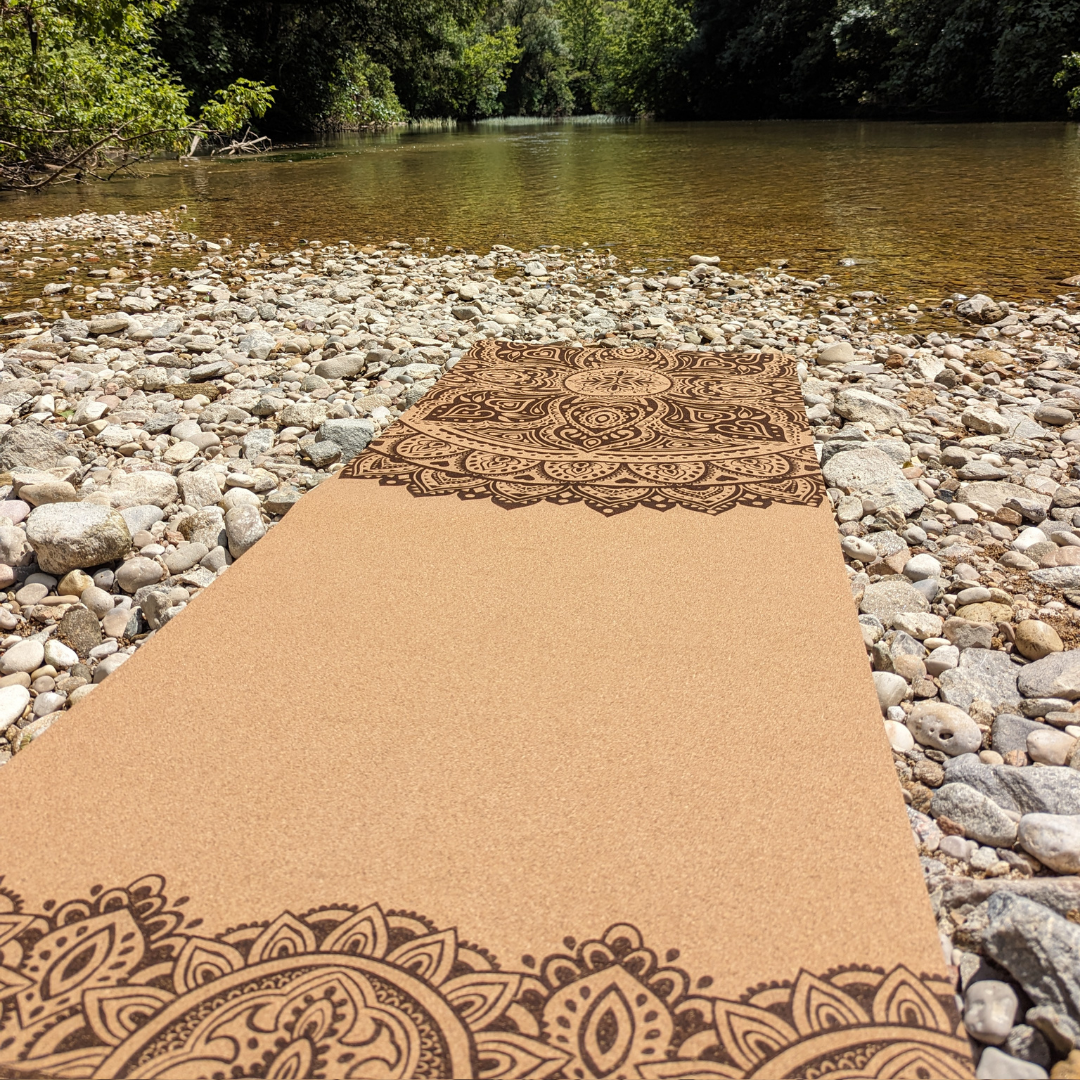 Tapis de yoga en liège Cosmic Dance Mandala, inspiré par la danse infinie des étoiles et des galaxies. Son mandala sacré et sa frise élégante guident chaque asana vers la grâce et la fluidité. Idéal pour le Hatha, Vinyasa ou Power Yoga, il connecte votre pratique au rythme cosmique, transformant chaque mouvement en une expérience sensorielle profonde. Conçu pour les yogis en quête d'harmonie, ce tapis éco-responsable est une invitation à danser avec l'univers, alliant art et fonctionnalité.