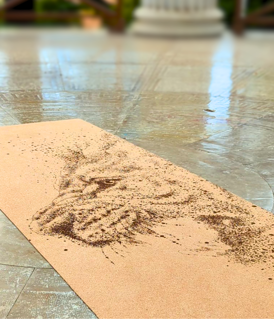 Image de couverture de la collection Animal Spirit mettant en avant le tapis de yoga Roaring Meditation. Un design pointilliste d'un lion majestueux, symbolisant la force, le courage et la sagesse spirituelle. Ce tapis de yoga en liège écologique et antidérapant offre une adhérence inégalée, idéal pour le Hatha, le Vinyasa et les pratiques dynamiques. Conçu pour le confort, l'équilibre et une connexion plus profonde entre le corps et l'esprit.