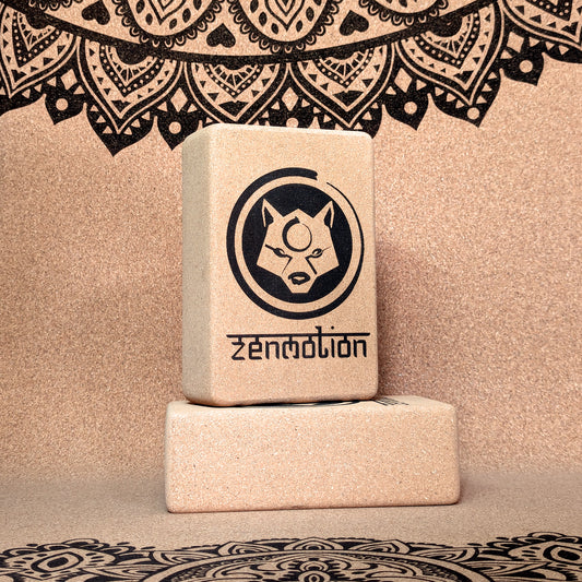 Les blocs de yoga en liège ZenMotion, posés sur un tapis en liège, incarnent une pratique alignée avec la nature. Leur fermeté et adhérence ultime offrent un soutien idéal pour améliorer posture et équilibre. Gravés au laser sans encre, biodégradables et antibactériens, ils apportent confort et stabilité pour une expérience spirituelle profonde. Éco-responsables et élégants, ils sont parfaits pour le Hatha, Yin yoga ou Pranayama.