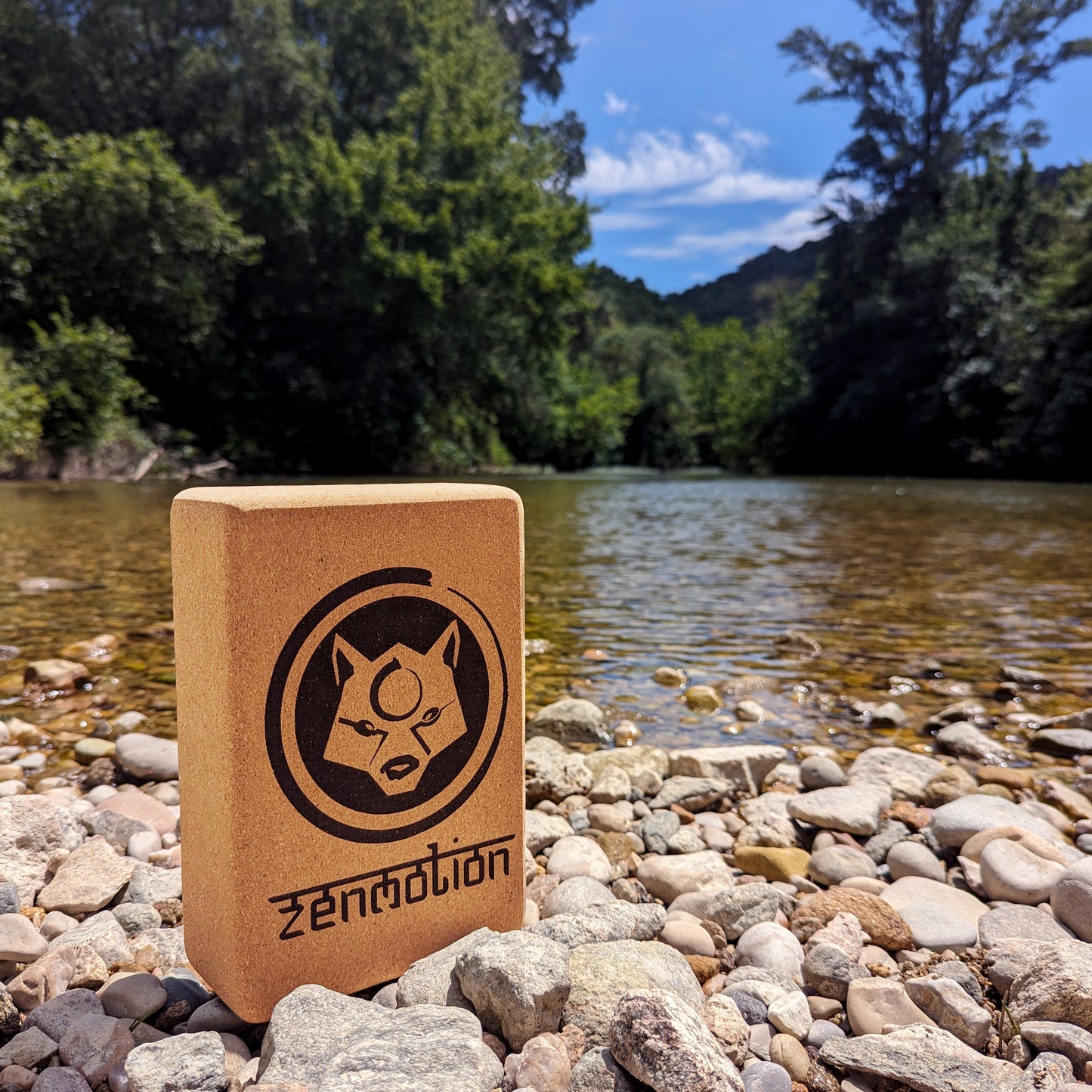 Le bloc de yoga en liège ZenMotion, capturé sur un fond de rivière, allie nature et spiritualité. Sa fermeté naturelle et son adhérence ultime offrent un soutien optimal pour vos asanas, améliorant posture et équilibre. Gravé au laser, sans encre ni produits chimiques, il incarne une expérience spirituelle et confortable. Éco-responsable, biodégradable et antibactérien, il accompagne chaque pratique avec élégance, sérénité et confort.
