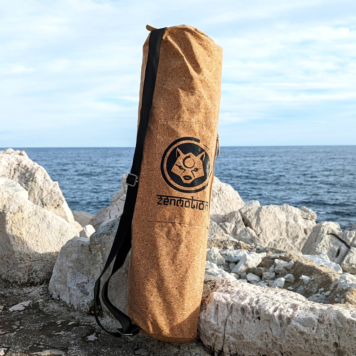 Sac de transport en liège Classic de ZenMotion est l’accessoire indispensable pour accompagner votre tapis de yoga ZenMotion en toute élégance. Avec sa fermeture éclair résistante, sa bandoulière réglable et sa poche zippée pratique, il allie fonctionnalité et design minimaliste. Fabriqué à partir de matériaux naturels et écologiques, il s’inscrit dans une démarche éco-responsable. Léger, facile à nettoyer et conçu pour un usage quotidien, ce sac est parfait pour transporter votre tapis en toute sérénité.