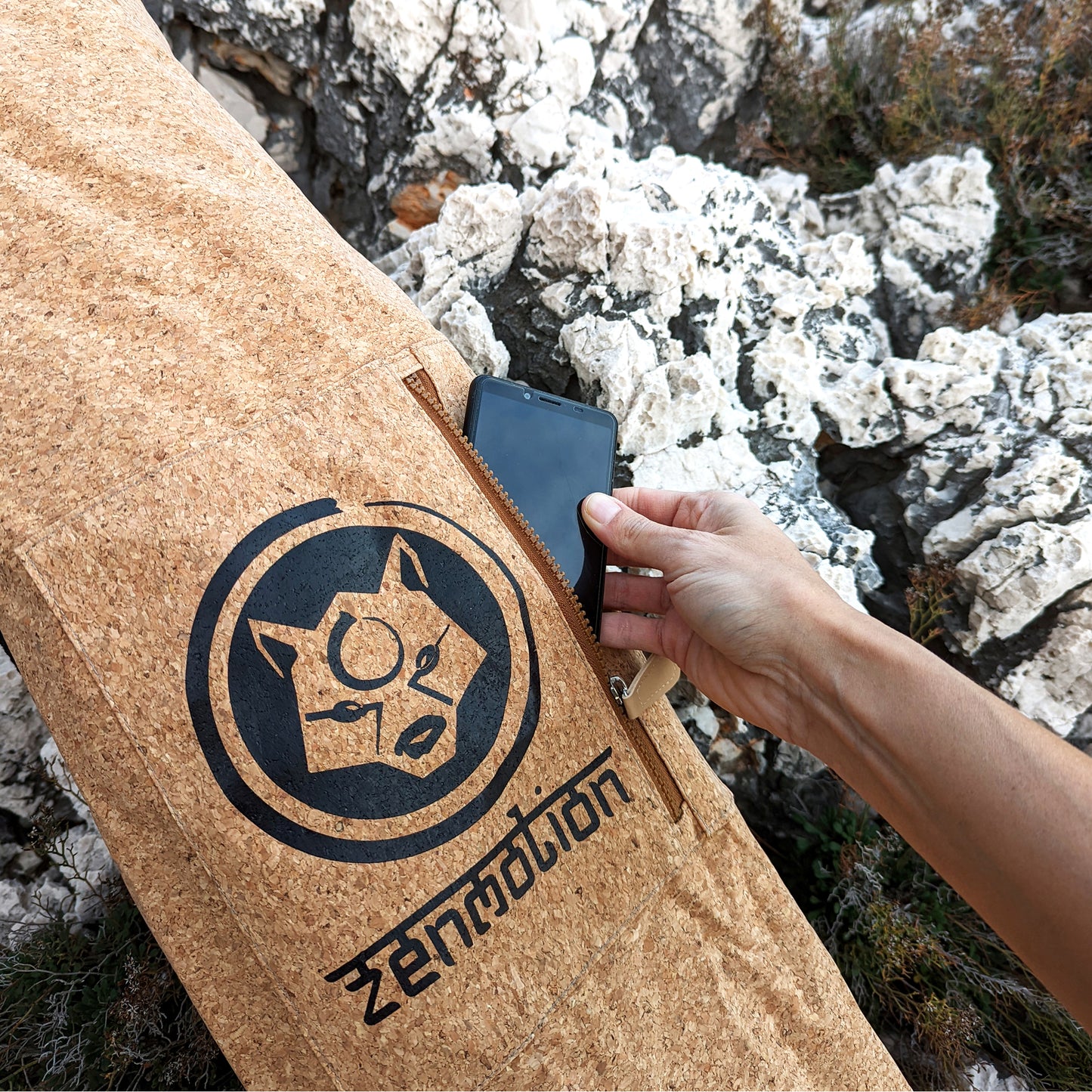 Sac de transport en liège Classic de ZenMotion est le compagnon idéal pour vos déplacements avec votre tapis de yoga ZenMotion. Pratique et résistant, il est équipé d’une fermeture éclair robuste, d’une bandoulière réglable et d’une poche zippée pour vos essentiels. Fabriqué à partir de matériaux naturels et écologiques, il reflète l’engagement éco-responsable de ZenMotion. Léger, facile à nettoyer et conçu pour une utilisation quotidienne, ce sac allie élégance et fonctionnalité, parfait pour transporter.