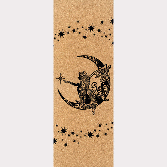 Design du tapis de yoga en liège Fairy Night de ZenMotion. Orné de motifs mandalas et d’étoiles scintillantes. Inspiré des fées, gardiennes des rêves et de la lumière, ce design poétique et délicat éveille votre intuition et transforme chaque séance en une expérience spirituelle et enchanteuse. Le liège naturel offre une adhérence ultime et une surface douce, idéale pour le Yin yoga ou la méditation. Éco-responsable et élégant, ce tapis est bien  plus qu’un accessoire : c’est un compagnon pour votre voyage.