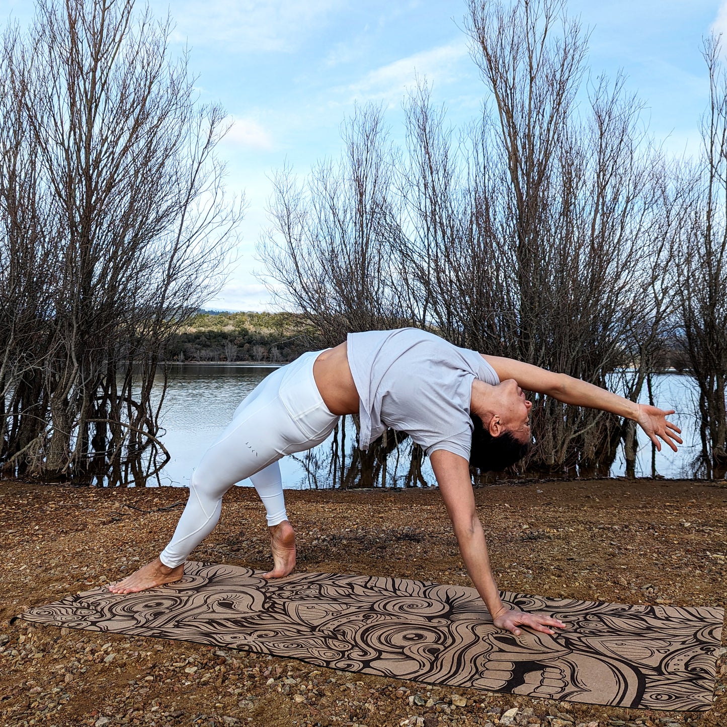 Femmes réalisant la posture de Wild Thing sur le tapis de yoga en liège Baron de ZenMotion. Ce tapis écologique, orné de Barong, tigre sacré balinais, incarne force, protection et harmonie. Conçu pour une pratique puissante et spirituelle, il offre une adhérence naturelle, une surface antibactérienne et une connexion à une tradition millénaire. Idéal pour célébrer l'équilibre, la bienveillance et la puissance intérieure. Tapis à l'adhérence et au confort incomparables.