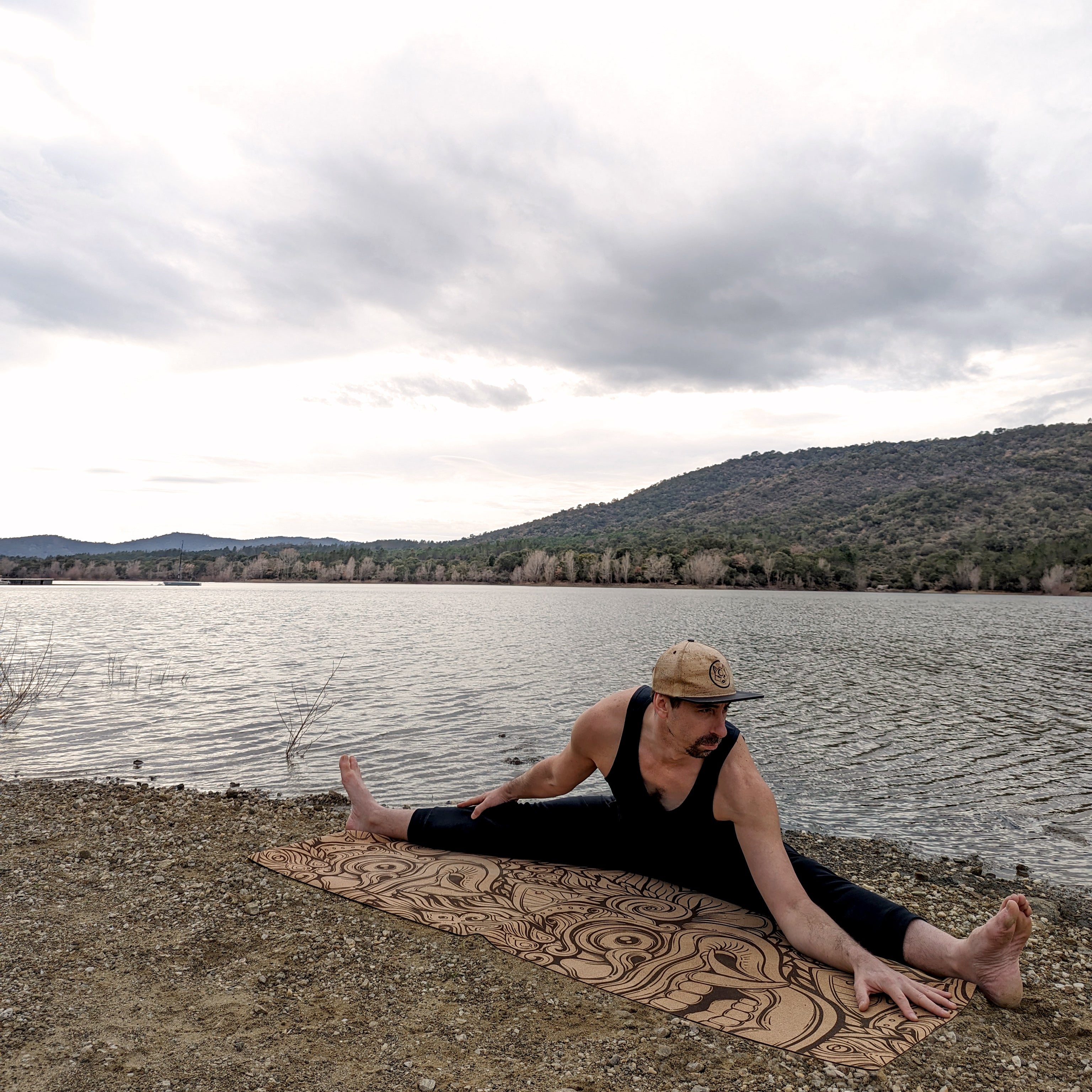 Yogi réalisant un grand écart facial sur le tapis de yoga en liège Barong de ZenMotion. Ce tapis écologique, orné du Barong, tigre sacré balinais, incarne force, protection et harmonie. Conçu pour une pratique puissante et spirituelle, il offre une adhérence naturelle, une surface antibactérienne et une connexion à une tradition millénaire. Idéal pour Vinyasa, Hatha et Ashtanga, il célèbre l'équilibre, la bienveillance et la puissance intérieure. Un tapis confortable et inspirant pour une pratique
