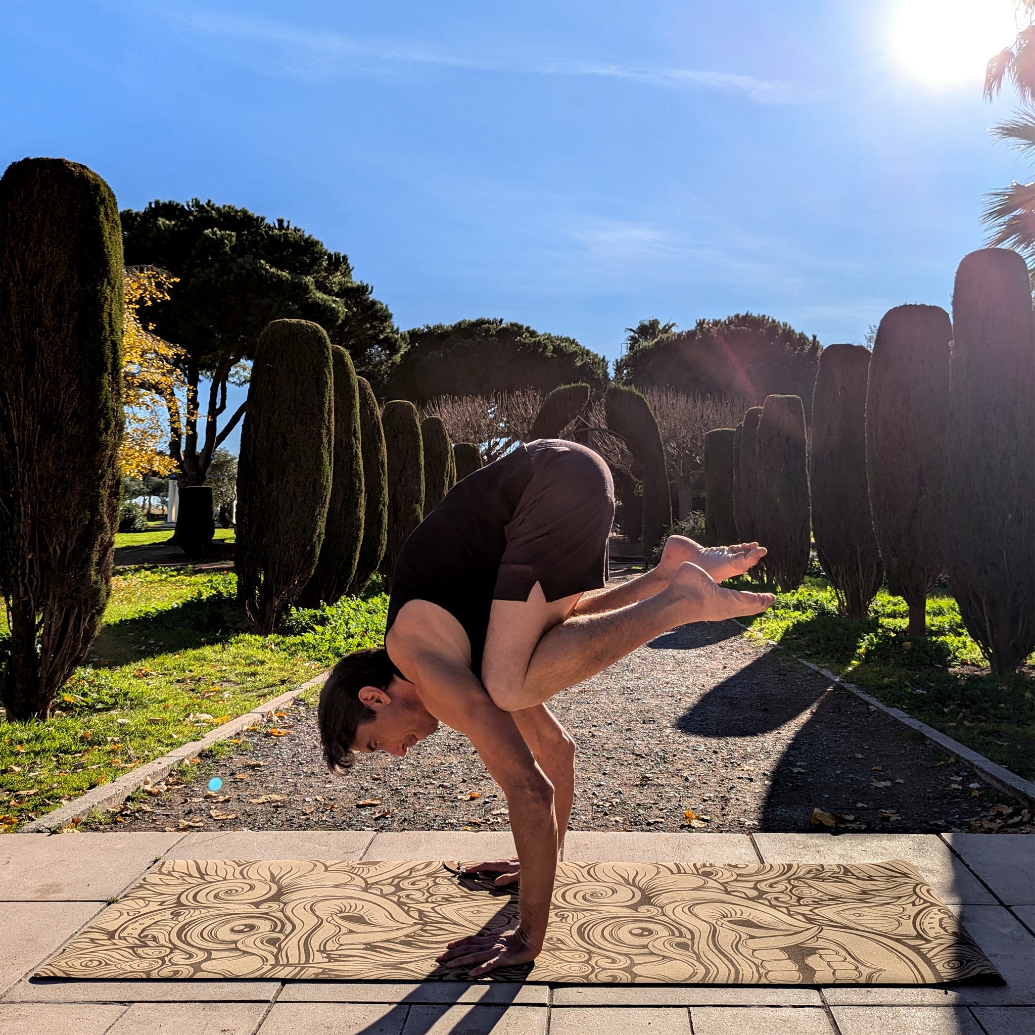 Yogi faisant le corbeau sur le tapis de yoga en liège Barong de ZenMotion. Ce tapis écologique, orné du Barong, tigre sacré balinais, incarne force, protection et harmonie. Conçu pour une pratique puissante et spirituelle, il offre une adhérence naturelle, une surface antibactérienne et une connexion à une tradition millénaire. Idéal pour Vinyasa, Hatha et Ashtanga, il célèbre l'équilibre, la bienveillance et la puissance intérieure. Un tapis confortable et inspirant pour une pratique
