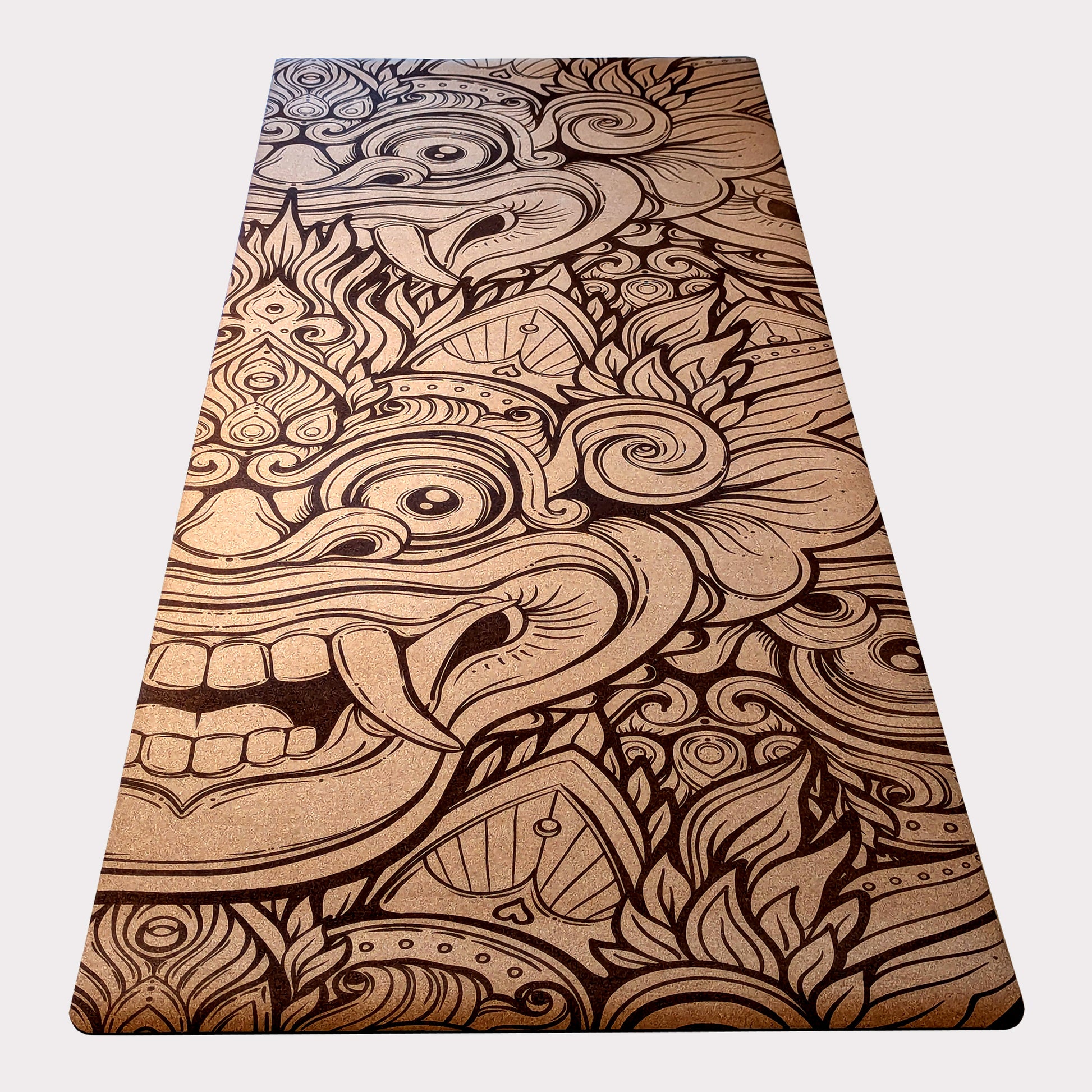 Tapis de yoga en liège Barong de ZenMotion. Créature mythologique balinaise. Symbole de protection et d’harmonie, Barong vous guide vers une pratique enracinée dans la tradition spirituelle et culturelle. Le liège naturel offre une adhérence ultime et une surface douce, idéale pour des séances de Hatha ou de Kundalini yoga. Éco-responsable et élégant, ce tapis transforme chaque mouvement en une célébration de l’équilibre et de la force intérieure. Laissez Barong vous protéger.