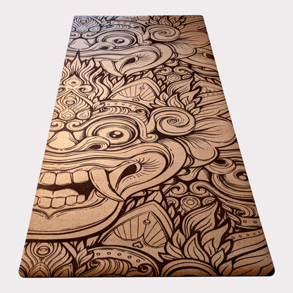 Tapis de yoga en liège Barong de ZenMotion. Créature mythologique balinaise. Symbole de protection et d’harmonie, Barong vous guide vers une pratique enracinée dans la tradition spirituelle et culturelle. Le liège naturel offre une adhérence ultime et une surface douce, idéale pour des séances de Hatha ou de Kundalini yoga. Éco-responsable et élégant, ce tapis transforme chaque mouvement en une célébration de l’équilibre et de la force intérieure. Laissez Barong vous protéger.