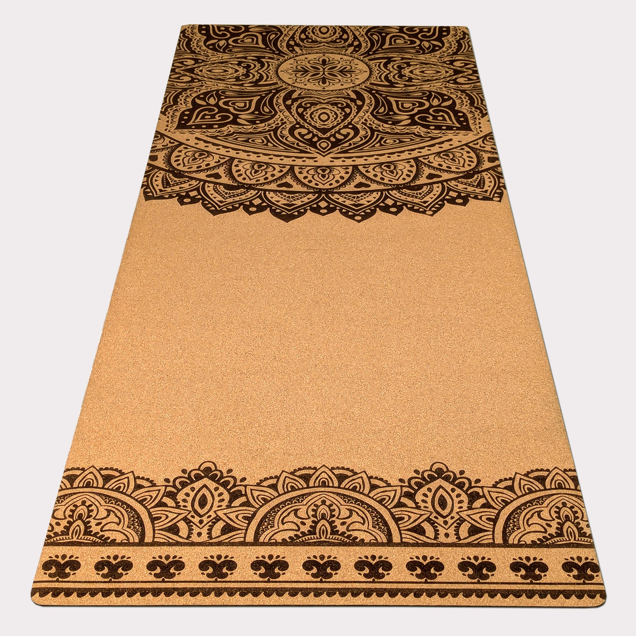 Le design du tapis de yoga en liège Cosmic Dance Mandala de ZenMotion est une célébration du mouvement universel et de l'harmonie cosmique. Avec son mandala majestueux, il vous invite à plonger dans une pratique fluide et gracieuse, parfaite pour le Vinyasa, le Power Yoga ou le Yoga Restauratif. Chaque posture devient une expression de force intérieure et de sérénité. Éco-responsable, naturellement antidérapant et confortable, ce tapis vous aide à vous connecter tout en offrant un soutien optimal