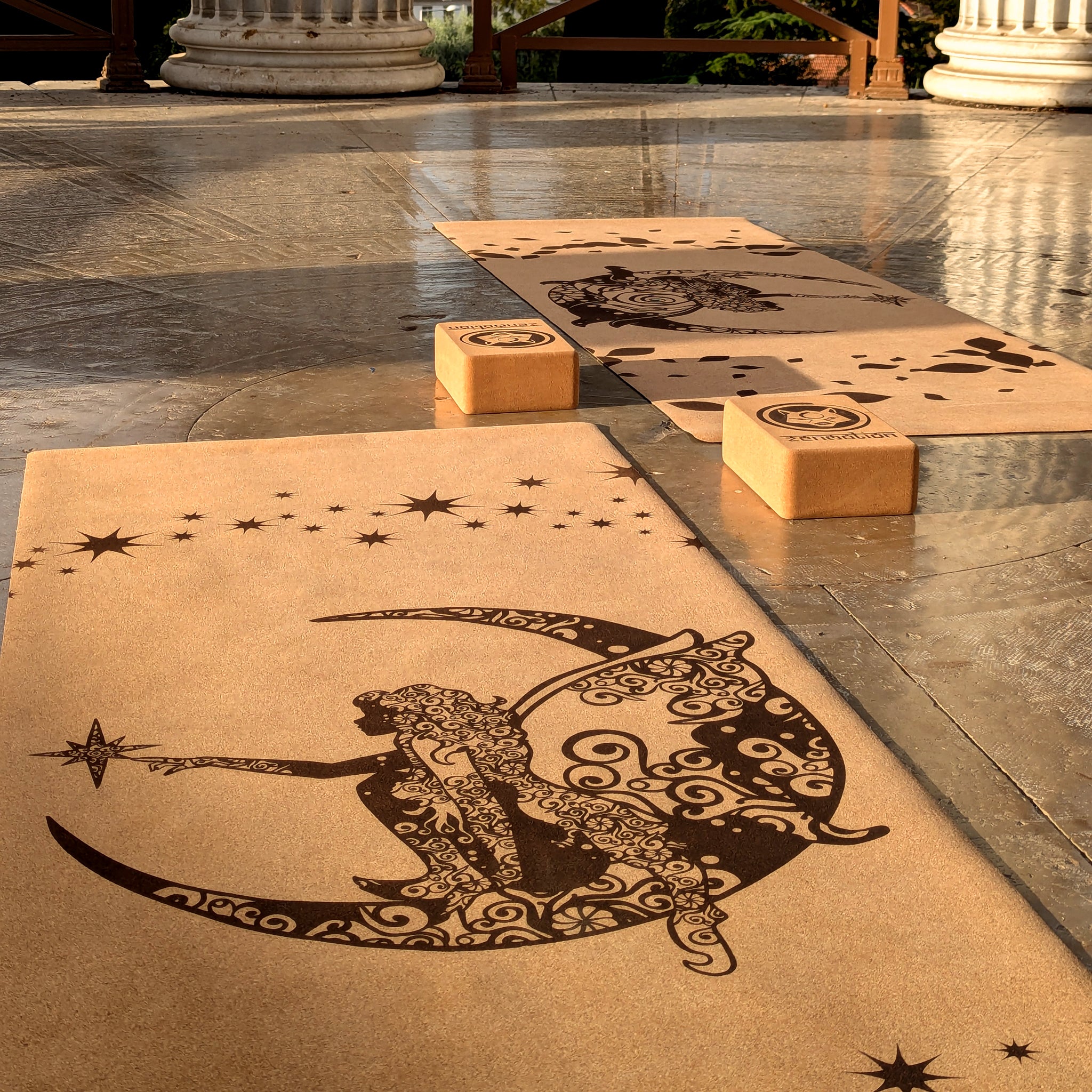 Le tapis en liège Fairy Night de ZenMotion vous transporte dans un univers enchanté. Inspiré par les fées, gardiennes des rêves et de la magie, ce tapis de yoga écologique allie élégance et fonctionnalité. Ses motifs mandalas et étoiles scintillantes invitent à une pratique mindful, idéale pour le Yin Yoga ou la méditation. Avec son adhérence ultime et son confort inégalé, il éveille intuition, légèreté et joie. Explorez une expérience spirituelle et reconnectez-vous à la magie qui réside en vous.