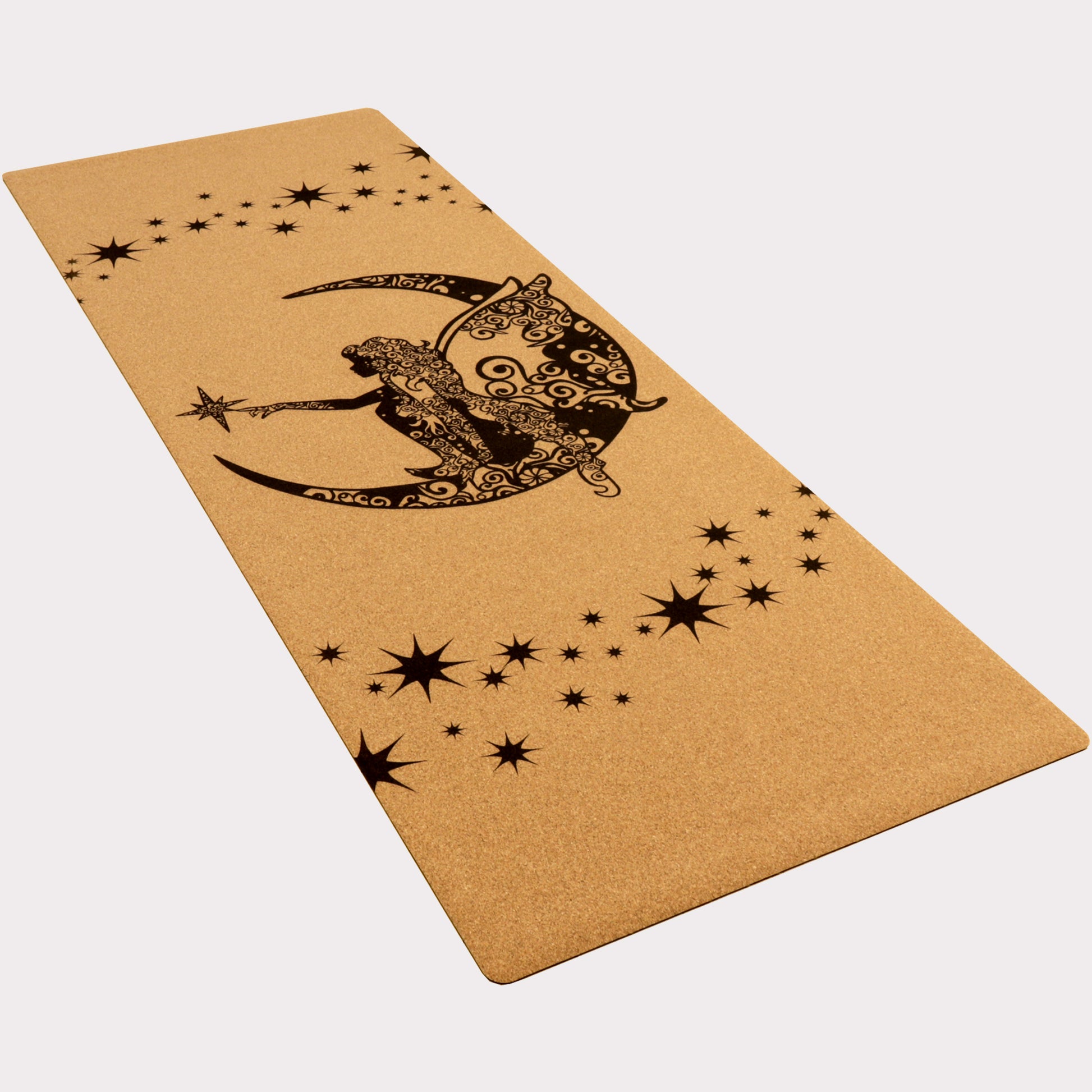 Le tapis en liège Fairy Night de ZenMotion vous transporte dans un univers enchanté. Inspiré par les fées, gardiennes des rêves et de la magie, ce tapis de yoga écologique allie élégance et fonctionnalité. Ses motifs mandalas et étoiles scintillantes invitent à une pratique mindful, idéale pour le Yin Yoga ou la méditation. Avec son adhérence ultime et son confort inégalé, il éveille intuition, légèreté et joie. Explorez une expérience spirituelle et reconnectez-vous à la magie qui réside en vous.