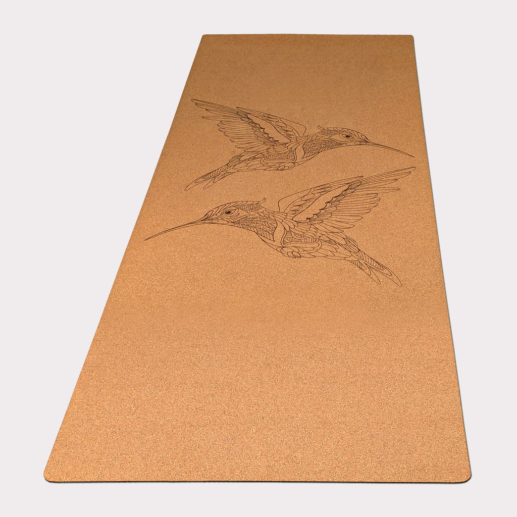 Design du tapis de yoga en liège Flying Jewels de ZenMotion orné de deux colibris en miroir, symboles de joie, de résilience et d’harmonie. Ce design épuré et symétrique invite à une pratique fluide et mindful, parfaite pour la méditation ou le Vinyasa. Le liège naturel offre une adhérence ultime, antidérapante et confortable, idéale pour améliorer votre équilibre et votre alignement. Éco-responsable et élégant, ce tapis allie fonctionnalité et beauté. Chaque séance est expérience spirituelle