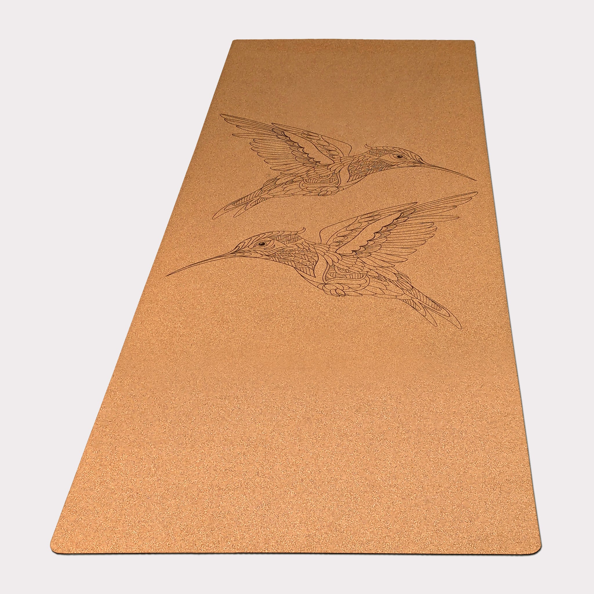 Design du tapis de yoga en liège Flying Jewels de ZenMotion orné de deux colibris en miroir, symboles de joie, de résilience et d’harmonie. Ce design épuré et symétrique invite à une pratique fluide et mindful, parfaite pour la méditation ou le Vinyasa. Le liège naturel offre une adhérence ultime, antidérapante et confortable, idéale pour améliorer votre équilibre et votre alignement. Éco-responsable et élégant, ce tapis allie fonctionnalité et beauté. Chaque séance est expérience spirituelle