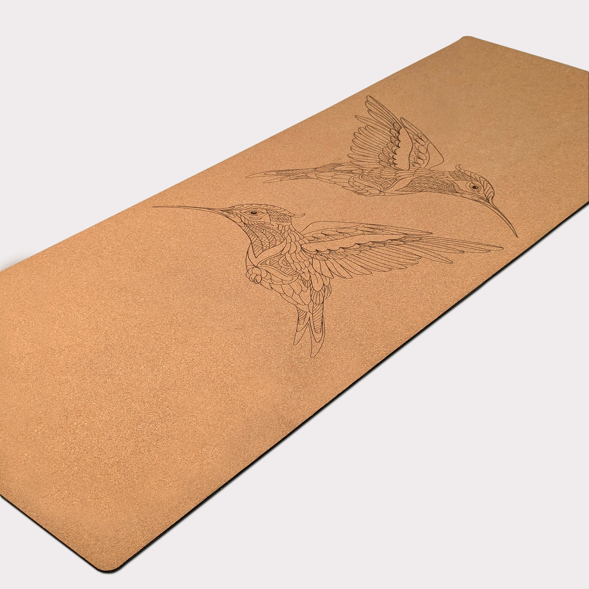Design du tapis de yoga en liège Flying Jewels de ZenMotion orné de deux colibris en miroir, symboles de joie, de résilience et d’harmonie. Ce design épuré et symétrique invite à une pratique fluide et mindful, parfaite pour la méditation ou le Vinyasa. Le liège naturel offre une adhérence ultime, antidérapante et confortable, idéale pour améliorer votre équilibre et votre alignement. Éco-responsable et élégant, ce tapis allie fonctionnalité et beauté. Chaque séance est expérience spirituelle
