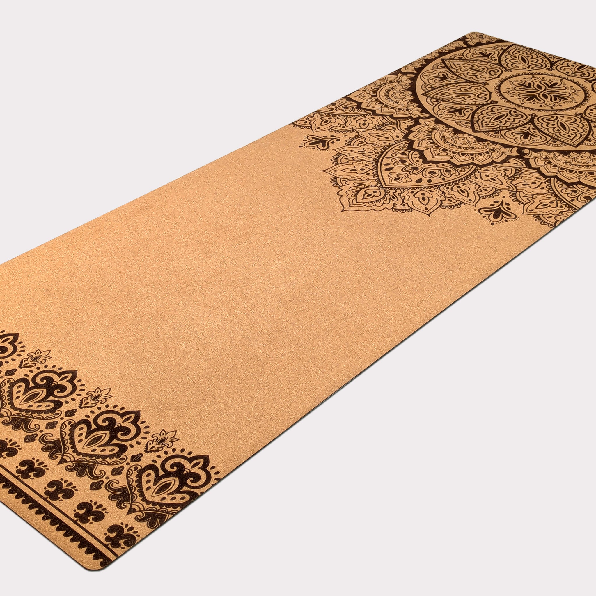 Le design du tapis de yoga en liège Inner Peace Mandala de ZenMotion est un compagnon idéal pour votre quête de sérénité. Son mandala traditionnel, symbole d’unité et d’harmonie, il favorise une pratique méditative et introspective, parfaite pour le Yoga Restauratif, le Yin Yoga ou la Méditation. Chaque mouvement vous guide vers la paix intérieure et l’équilibre, tandis que son confort et son adhérence ultime offrent stabilité et soutien. Éco-responsable et naturellement antibactérien, il incarne l’élégance