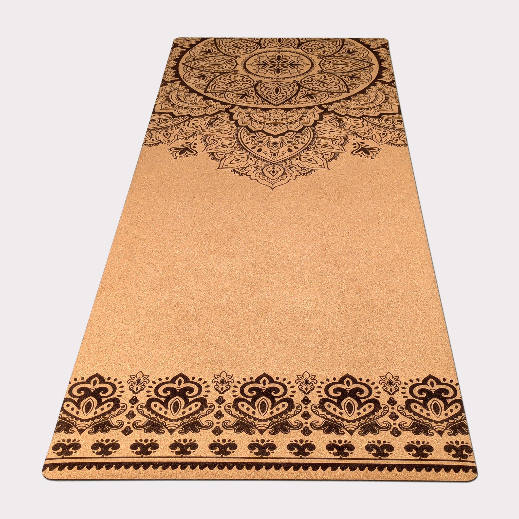 Le design du tapis de yoga en liège Inner Peace Mandala de ZenMotion est un compagnon idéal pour votre quête de sérénité. Son mandala traditionnel, symbole d’unité et d’harmonie, il favorise une pratique méditative et introspective, parfaite pour le Yoga Restauratif, le Yin Yoga ou la Méditation. Chaque mouvement vous guide vers la paix intérieure et l’équilibre, tandis que son confort et son adhérence ultime offrent stabilité et soutien. Éco-responsable et naturellement antibactérien, il incarne l’élégance
