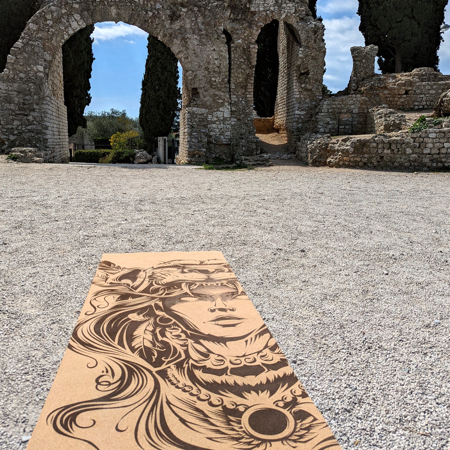Tapis de yoga ZenMotion Ītzpāpālōtl – en liège antidérapant, inspiré par la déesse aztèque Papillon d'Obsidienne. Symbole de transformation, force guerrière et résilience. Confort inégalé, adhérence optimale, amélioration de la posture et de l'équilibre. Écologique, durable et recyclable, il incarne protection, création et renaissance. Une œuvre d'art fonctionnelle, idéale pour le Hatha et le Vinyasa.