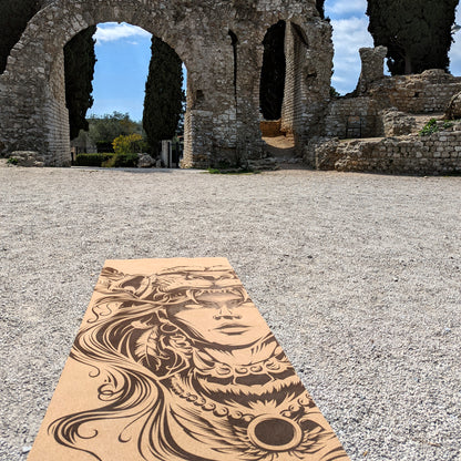 Tapis de yoga ZenMotion Ītzpāpālōtl – en liège antidérapant, inspiré par la déesse aztèque Papillon d'Obsidienne. Symbole de transformation, force guerrière et résilience. Confort inégalé, adhérence optimale, amélioration de la posture et de l'équilibre. Écologique, durable et recyclable, il incarne protection, création et renaissance. Une œuvre d'art fonctionnelle, idéale pour le Hatha et le Vinyasa.