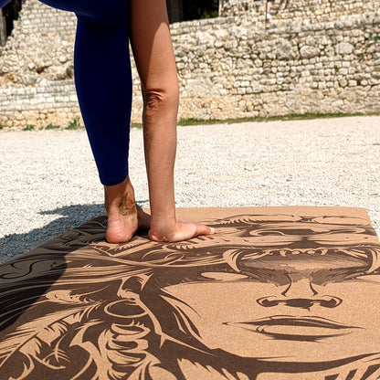 Tapis de yoga ZenMotion Ītzpāpālōtl – en liège antidérapant, inspiré par la déesse aztèque Papillon d'Obsidienne. Symbole de transformation, force guerrière et résilience. Confort inégalé, adhérence optimale, amélioration de la posture et de l'équilibre. Écologique, durable et recyclable, il incarne protection, création et renaissance. Une œuvre d'art fonctionnelle, idéale pour le Hatha et le Vinyasa.