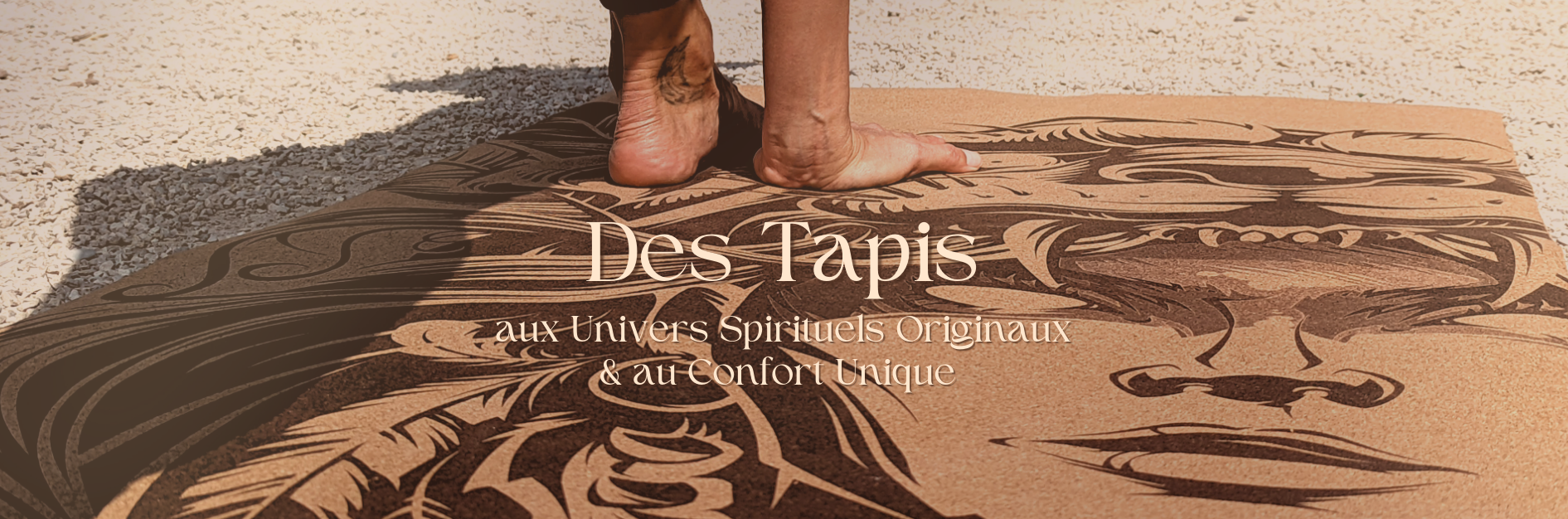 Tapis de yoga ZenMotion Ītzpāpālōtl – en liège antidérapant, inspiré par la déesse aztèque Papillon d'Obsidienne. Symbole de transformation, force guerrière et résilience. Confort inégalé, adhérence optimale, amélioration de la posture et de l'équilibre. Écologique, durable et recyclable, il incarne protection, création et renaissance. Une œuvre d'art fonctionnelle, idéale pour le Hatha et le Vinyasa.