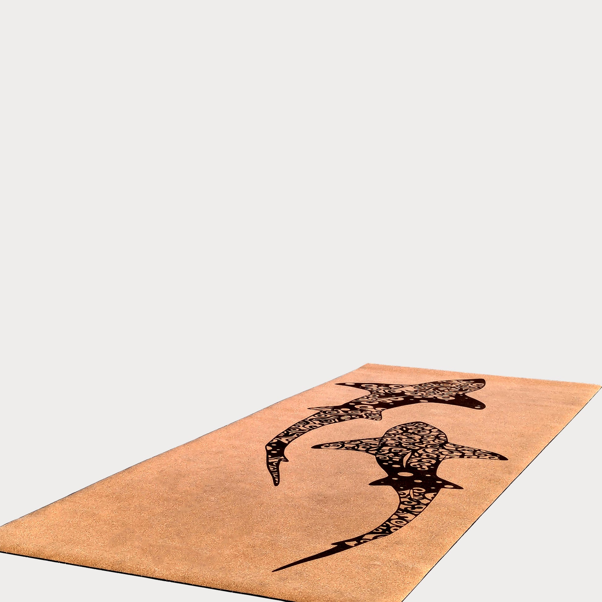 Tapis en liège Koru Sharks de ZenMotion. Symbole de croissance, de renaissance et de protection. Son confort exceptionnel améliore votre posture et équilibre pour une pratique fluide et sereine, que ce soit en hatha yoga, vinyasa ou ashtanga. L'adhérence incomparable du liège, naturellement antidérapant, soutient chaque mouvement. Fabriqué à partir de matériaux naturels. Fabriqué à partir de matériaux naturels, durables et recyclables, ce tapis éco-responsable est une œuvre d'art fonctionnelle.