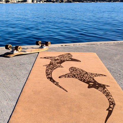 Tapis en liège Koru Sharks de ZenMotion. Symbole de croissance, de renaissance et de protection. Son confort exceptionnel améliore votre posture et équilibre pour une pratique fluide et sereine, que ce soit en hatha yoga, vinyasa ou ashtanga. L'adhérence incomparable du liège, naturellement antidérapant, soutient chaque mouvement. Fabriqué à partir de matériaux naturels. Fabriqué à partir de matériaux naturels, durables et recyclables, ce tapis éco-responsable est une œuvre d'art fonctionnelle.