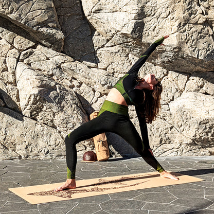 Yogini faisant la posture de yoga du guerrier inversé sur le tapis en liège Koru Sharks de ZenMotion. Améliore votre posture et équilibre pour une pratique fluide et sereine, que ce soit en hatha yoga, vinyasa ou ashtanga. L'adhérence incomparable du liège, naturellement antidérapant, soutient chaque mouvement. Fabriqué à partir de matériaux naturels. Fabriqué à partir de matériaux naturels, durables et recyclables, ce tapis éco-responsable est une œuvre d'art fonctionnelle.
