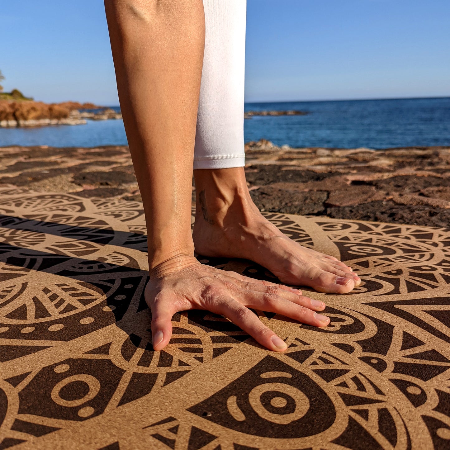 Tapis en liège MandaLove de ZenMotion. Gravé sur toute sa surface, allie élégance et modernité pour une pratique consciente et méditative. Ce design unique, capturé ici avec une yogini en pleine harmonie sur fond de mer sereine, incarne l'amour de soi et la bienveillance. Son confort inégalé et son adhérence exceptionnelle en font un allié idéal pour des séances de yoga restauratif ou de méditation, vous guidant vers la paix intérieure et l'équilibre. Éco-responsable et esthétique, tapis de yoga écologique.