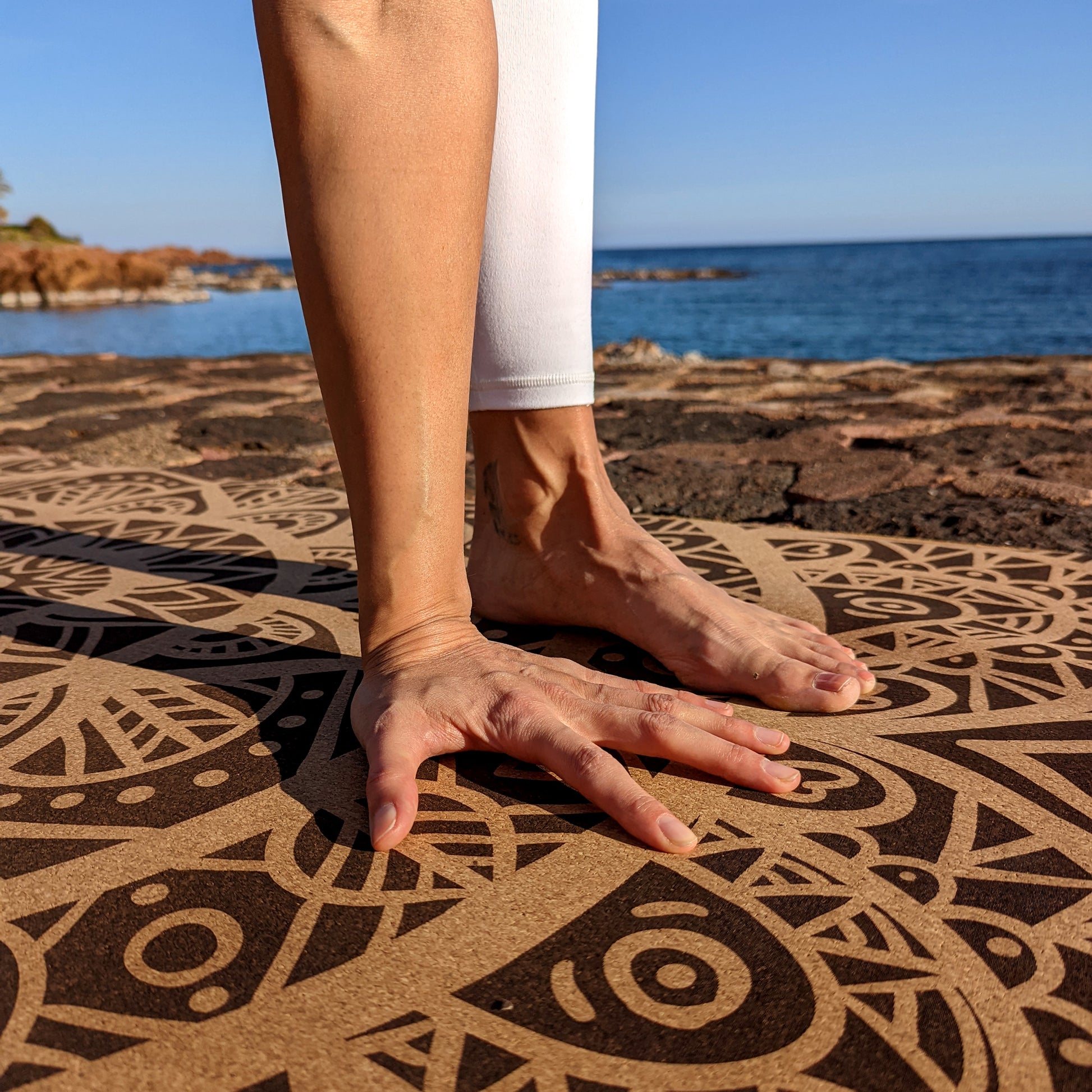 Tapis en liège MandaLove de ZenMotion. Gravé sur toute sa surface, allie élégance et modernité pour une pratique consciente et méditative. Ce design unique, capturé ici avec une yogini en pleine harmonie sur fond de mer sereine, incarne l'amour de soi et la bienveillance. Son confort inégalé et son adhérence exceptionnelle en font un allié idéal pour des séances de yoga restauratif ou de méditation, vous guidant vers la paix intérieure et l'équilibre. Éco-responsable et esthétique, tapis de yoga écologique.