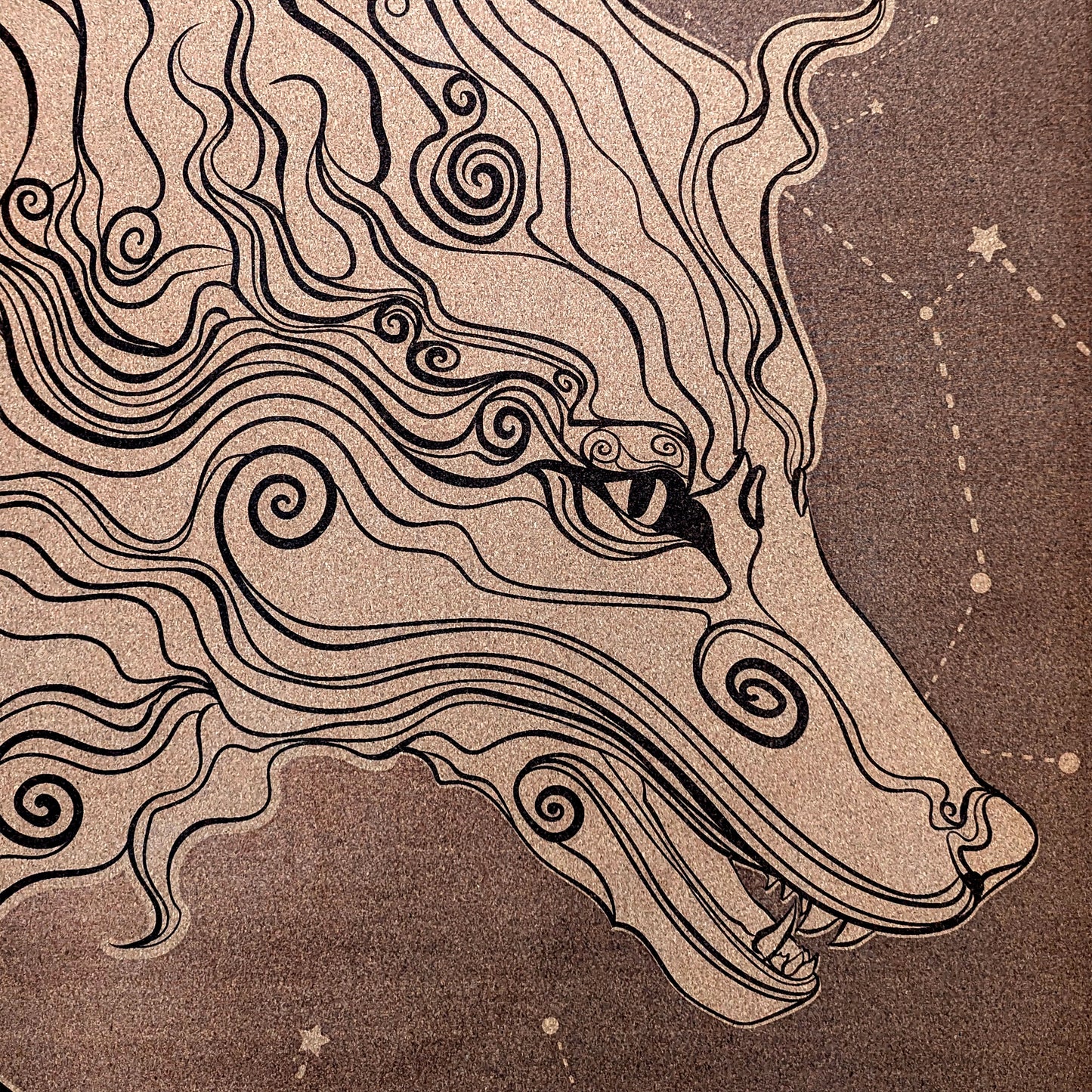 Gros plan du tapis en liège Öpö-Kamï Dark Night de ZenMotion. Unique au monde, inspiré par la légende du loup japonais, guide spirituel et protecteur. Ce design conscient et saisissant, gravé d'un loup majestueux et de constellations nocturnes, transforme votre pratique en une expérience méditative et transformative. Avec son confort inégalé et son adhérence exceptionnelle, ce tapis de yoga écologique est idéal pour des séances de Yin yoga ou de méditation