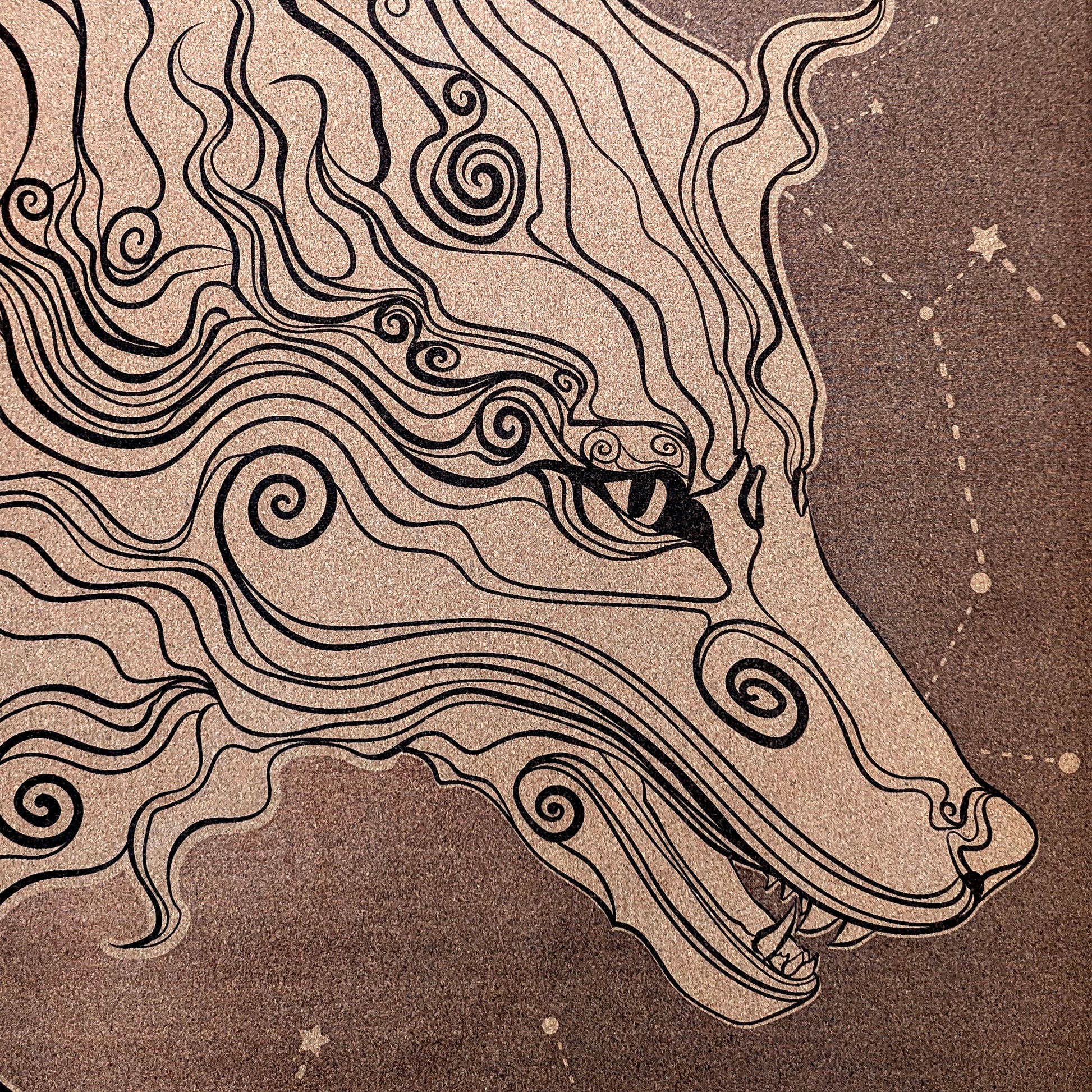 Gros plan du tapis en liège Öpö-Kamï Dark Night de ZenMotion. Unique au monde, inspiré par la légende du loup japonais, guide spirituel et protecteur. Ce design conscient et saisissant, gravé d'un loup majestueux et de constellations nocturnes, transforme votre pratique en une expérience méditative et transformative. Avec son confort inégalé et son adhérence exceptionnelle, ce tapis de yoga écologique est idéal pour des séances de Yin yoga ou de méditation