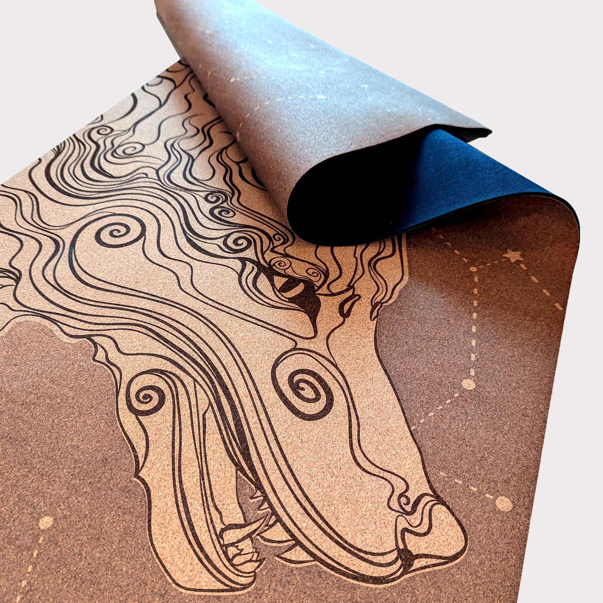 Gros plan du tapis en liège Öpö-Kamï Dark Night de ZenMotion. Unique au monde, inspiré par la légende du loup japonais, guide spirituel et protecteur. Ce design conscient et saisissant, gravé d'un loup majestueux et de constellations nocturnes, transforme votre pratique en une expérience méditative et transformative. Avec son confort inégalé et son adhérence exceptionnelle, ce tapis de yoga écologique est idéal pour des séances de Yin yoga ou de méditation