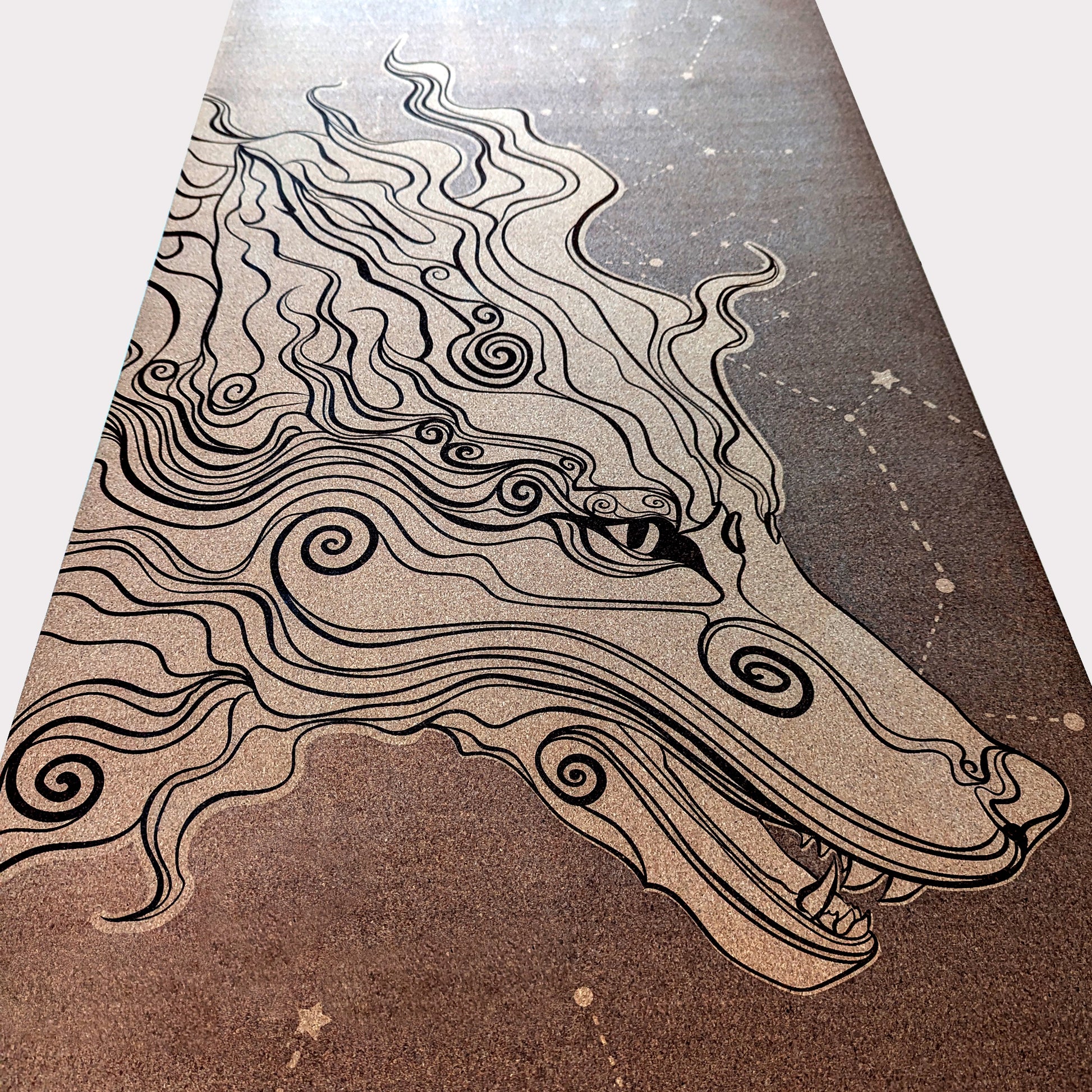 Gros plan du tapis en liège Öpö-Kamï Dark Night de ZenMotion. Unique au monde, inspiré par la légende du loup japonais, guide spirituel et protecteur. Ce design conscient et saisissant, gravé d'un loup majestueux et de constellations nocturnes, transforme votre pratique en une expérience méditative et transformative. Avec son confort inégalé et son adhérence exceptionnelle, ce tapis de yoga écologique est idéal pour des séances de Yin yoga ou de méditation