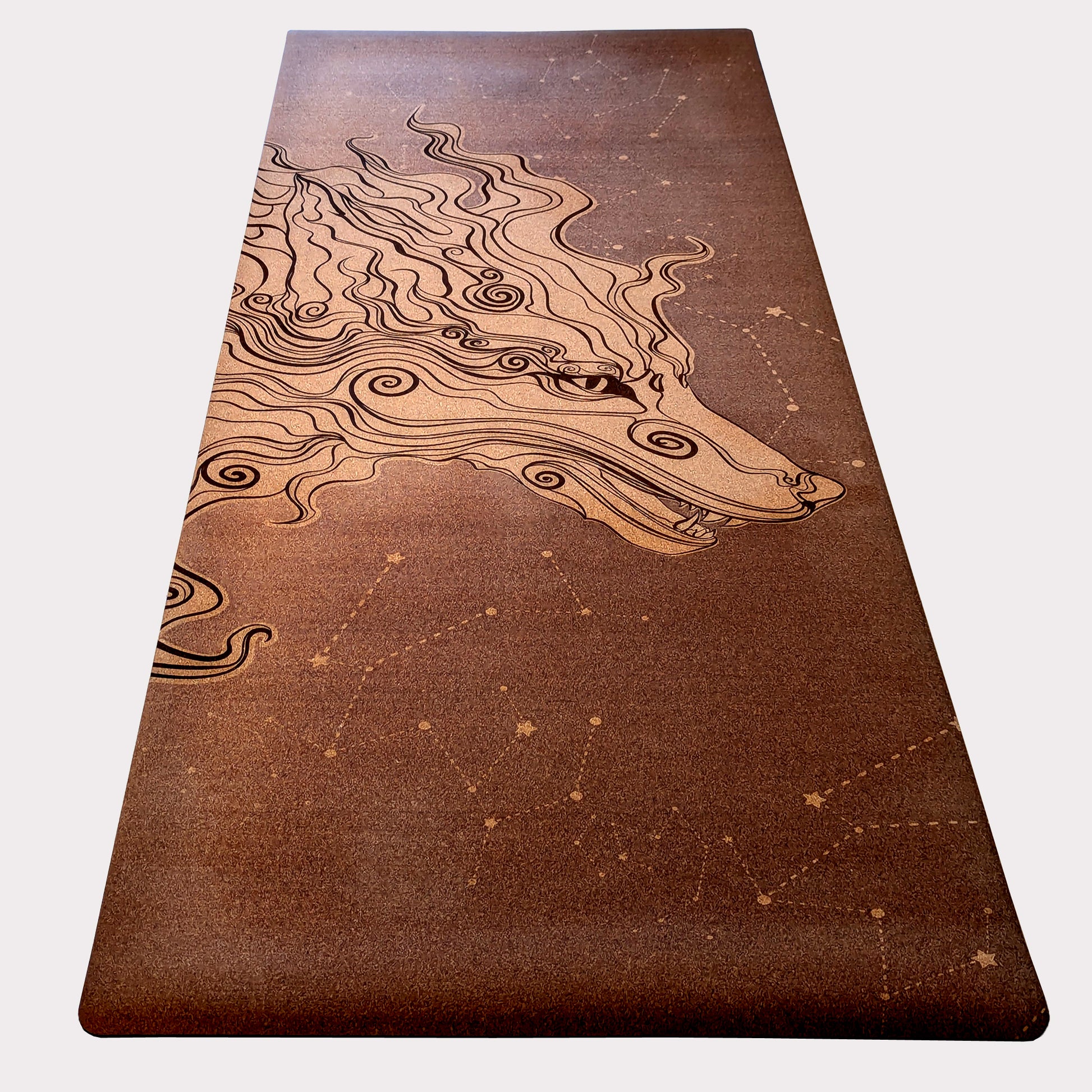 Le tapis en liège Öpö-Kamï Dark Night de ZenMotion. Unique au monde, inspiré par la légende du loup japonais, guide spirituel et protecteur. Ce design conscient et saisissant, gravé d'un loup majestueux et de constellations nocturnes, transforme votre pratique en une expérience méditative et transformative. Avec son confort inégalé et son adhérence exceptionnelle, ce tapis de yoga écologique est idéal pour des séances de Yin yoga ou de méditation