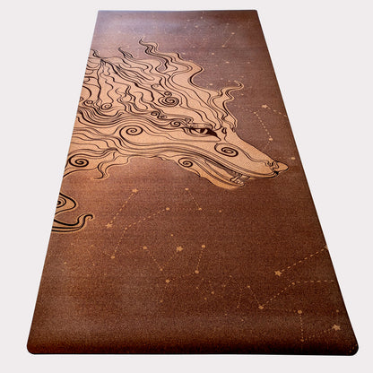 Le tapis en liège Öpö-Kamï Dark Night de ZenMotion. Unique au monde, inspiré par la légende du loup japonais, guide spirituel et protecteur. Ce design conscient et saisissant, gravé d'un loup majestueux et de constellations nocturnes, transforme votre pratique en une expérience méditative et transformative. Avec son confort inégalé et son adhérence exceptionnelle, ce tapis de yoga écologique est idéal pour des séances de Yin yoga ou de méditation