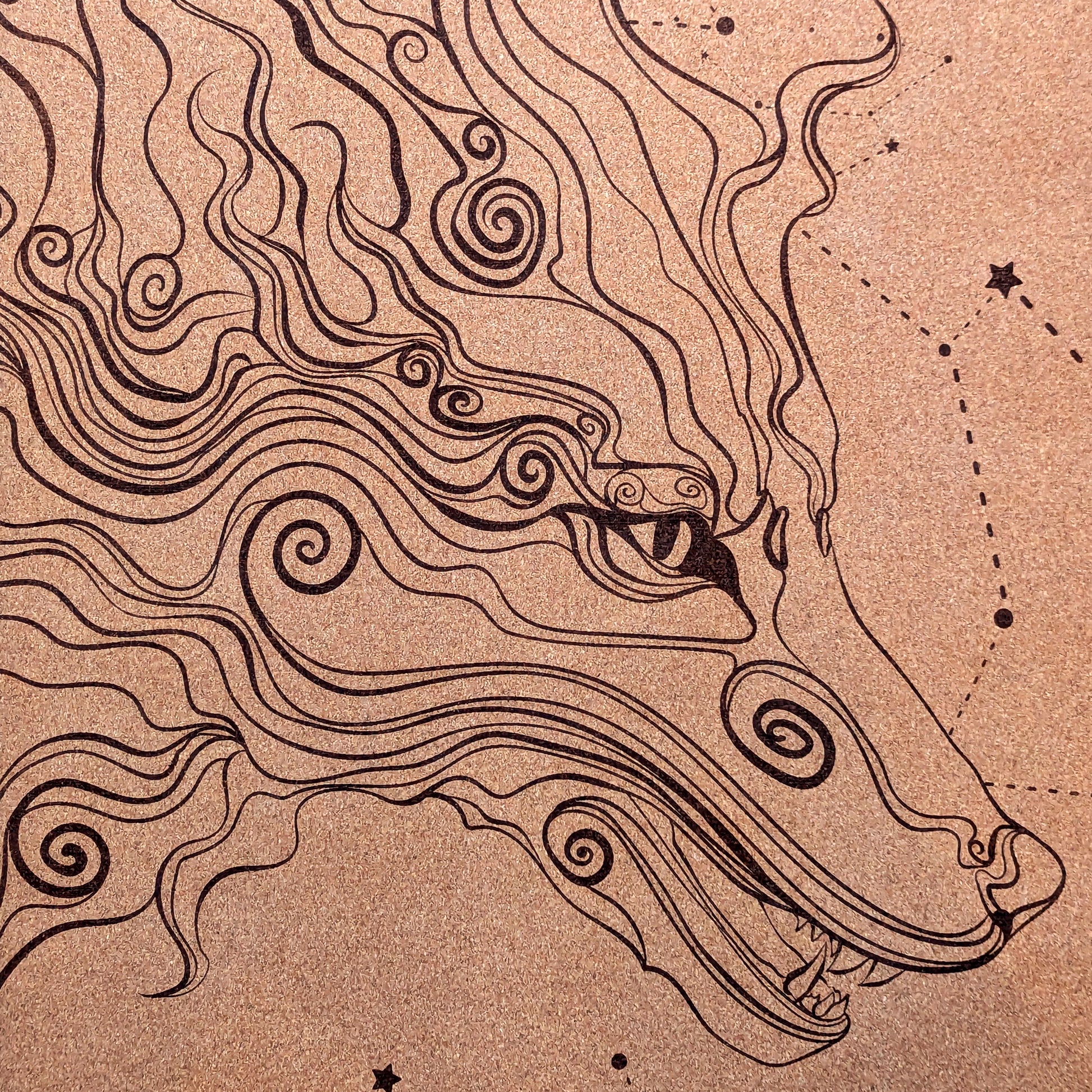 Gros plan du tapis en liège Öpö-Kamï de ZenMotion. Inspiré par la légende du loup japonais, protecteur et messager des divinités shintō. Ce design conscient et saisissant, mêlant un loup majestueux à des constellations, transforme votre pratique en une expérience méditative et transformative. Avec son confort inégalé et son adhérence exceptionnelle, ce tapis de yoga écologique est parfait pour des séances de Kundalini ou de yoga restauratif. Cultiver force intérieure et équilibre. 