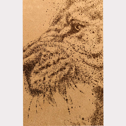 Tapis de yoga en liège ZenMotion Roaring Meditation – un tapis antidérapant en liège arborant un design pointilliste d'un lion majestueux. Écologique, durable et parfait pour le Hatha, le Vinyasa et le yoga dynamique. Offre une adhérence supérieure, un confort optimal et un équilibre exceptionnel pour une pratique puissante et consciente