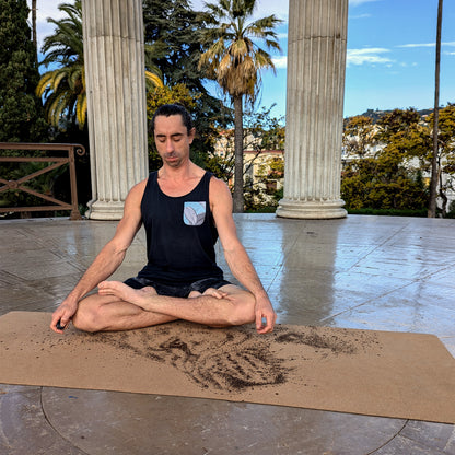 Yogi en train de méditer sur le tapis de yoga en liège ZenMotion Roaring Meditation – un tapis antidérapant en liège arborant un design pointilliste d'un lion majestueux. Écologique, durable et parfait pour le Hatha, le Vinyasa et le yoga dynamique. Offre une adhérence supérieure, un confort optimal et un équilibre exceptionnel pour une pratique puissante et consciente