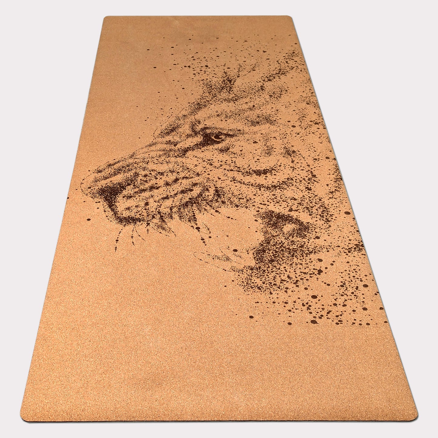 Tapis de yoga en liège ZenMotion Roaring Meditation – un tapis antidérapant en liège arborant un design pointilliste d'un lion majestueux. Écologique, durable et parfait pour le Hatha, le Vinyasa et le yoga dynamique. Offre une adhérence supérieure, un confort optimal et un équilibre exceptionnel pour une pratique puissante et consciente
