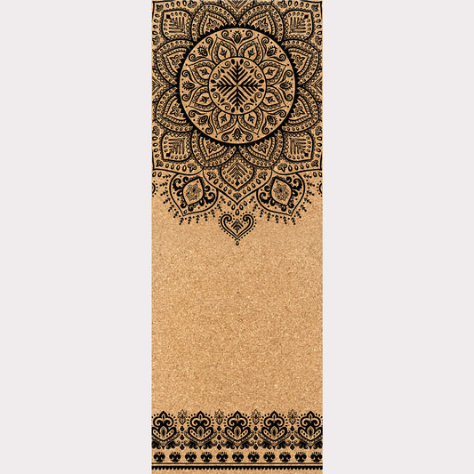 Le design du tapis de yoga en liège Sacred Flow Mandala de ZenMotion, inspiré des mandalas traditionnels, éveille l’unité et la sérénité. Parfait pour le Hatha, le Vinyasa ou le Yin Yoga, il vous invite à explorer une pratique méditative où chaque mouvement devient une danse fluide et gracieuse. Son design symbolique favorise l’harmonie entre corps, esprit et énergie universelle. Éco-responsable et naturellement antidérapant, il garantit confort et stabilité tout en enrichissant chaque séance de yoga