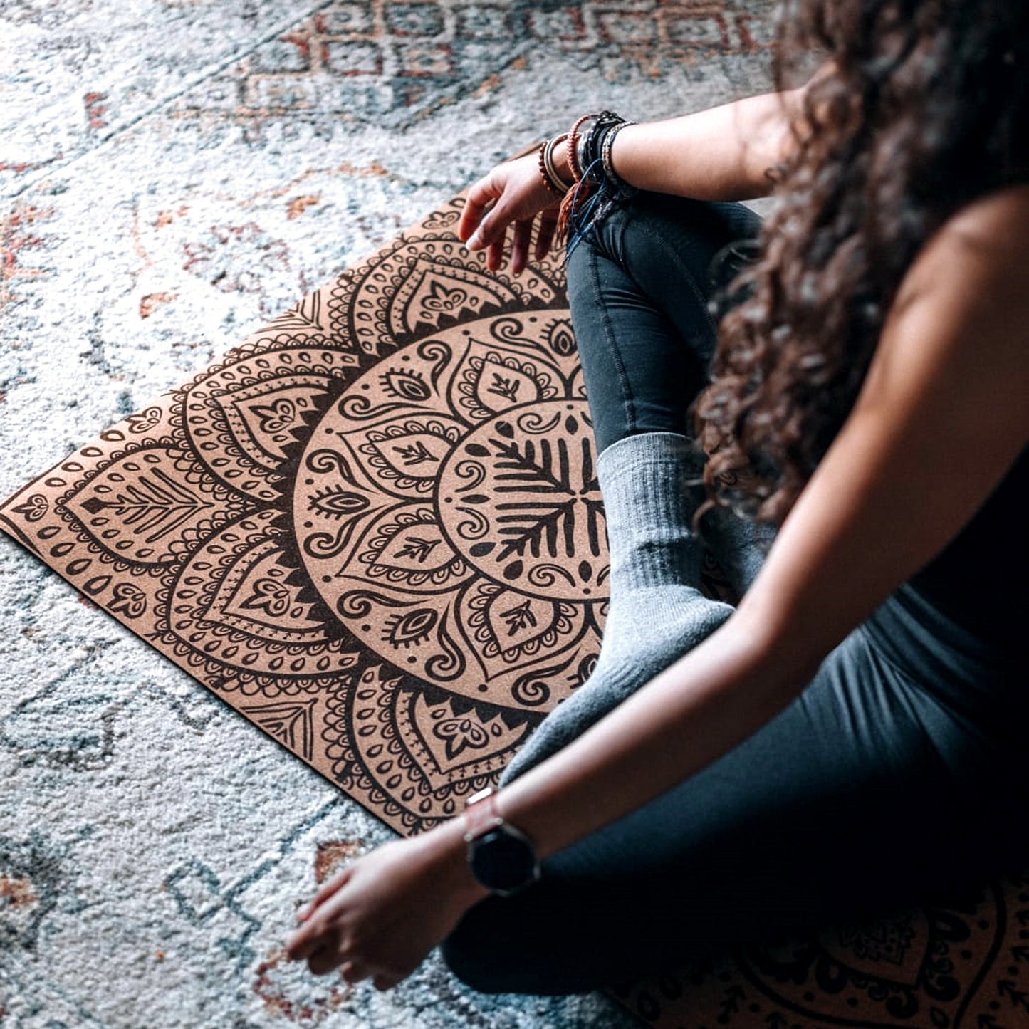 Yogini qui médite sur le tapis de yoga en liège Sacred Flow Mandala de ZenMotion, inspiré des mandalas traditionnels, éveille l’unité et la sérénité. Parfait pour le Hatha, le Vinyasa ou le Yin Yoga, il vous invite à explorer une pratique méditative où chaque mouvement devient une danse fluide et gracieuse. Son design symbolique favorise l’harmonie entre corps, esprit et énergie universelle. Éco-responsable et naturellement antidérapant, il garantit confort et stabilité tout en enrichissant votre yoga