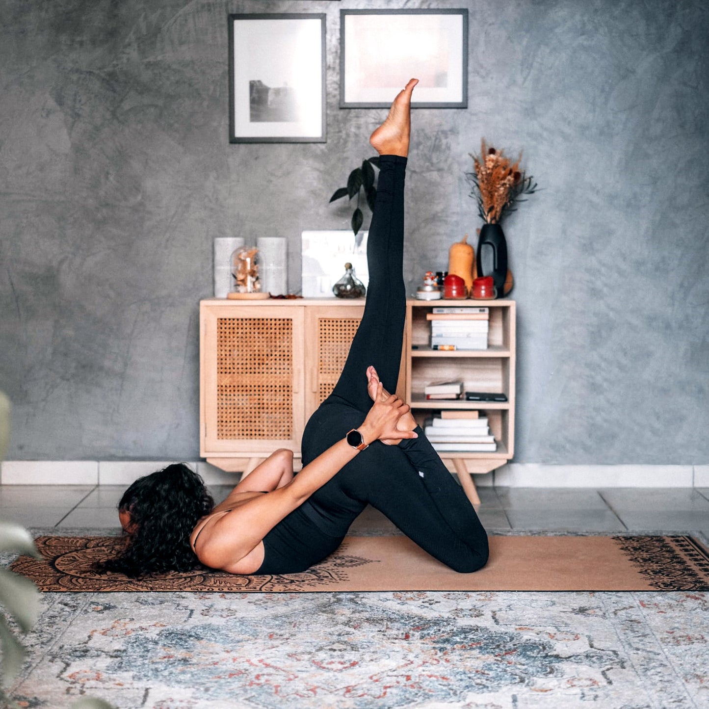 Yogini qui pratique sur le tapis de yoga en liège Sacred Flow Mandala de ZenMotion, inspiré des mandalas traditionnels, éveille l’unité et la sérénité. Parfait pour le Hatha, le Vinyasa ou le Yin Yoga, il vous invite à explorer une pratique méditative où chaque mouvement devient une danse fluide et gracieuse. Son design symbolique favorise l’harmonie entre corps, esprit et énergie universelle. Éco-responsable et naturellement antidérapant, il garantit confort et stabilité tout en enrichissant votre yoga