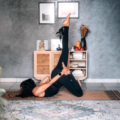 Yogini qui pratique sur le tapis de yoga en liège Sacred Flow Mandala de ZenMotion, inspiré des mandalas traditionnels, éveille l’unité et la sérénité. Parfait pour le Hatha, le Vinyasa ou le Yin Yoga, il vous invite à explorer une pratique méditative où chaque mouvement devient une danse fluide et gracieuse. Son design symbolique favorise l’harmonie entre corps, esprit et énergie universelle. Éco-responsable et naturellement antidérapant, il garantit confort et stabilité tout en enrichissant votre yoga