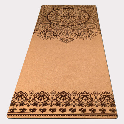 Le design du tapis de yoga en liège Sacred Flow Mandala de ZenMotion, inspiré des mandalas traditionnels, éveille l’unité et la sérénité. Parfait pour le Hatha, le Vinyasa ou le Yin Yoga, il vous invite à explorer une pratique méditative où chaque mouvement devient une danse fluide et gracieuse. Son design symbolique favorise l’harmonie entre corps, esprit et énergie universelle. Éco-responsable et naturellement antidérapant, il garantit confort et stabilité tout en enrichissant chaque séance de yoga