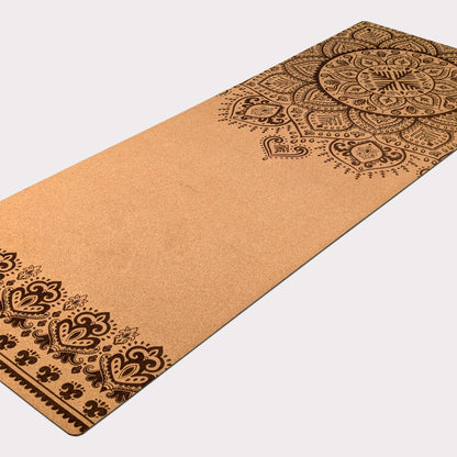 Le design du tapis de yoga en liège Sacred Flow Mandala de ZenMotion, inspiré des mandalas traditionnels, éveille l’unité et la sérénité. Parfait pour le Hatha, le Vinyasa ou le Yin Yoga, il vous invite à explorer une pratique méditative où chaque mouvement devient une danse fluide et gracieuse. Son design symbolique favorise l’harmonie entre corps, esprit et énergie universelle. Éco-responsable et naturellement antidérapant, il garantit confort et stabilité tout en enrichissant chaque séance de yoga