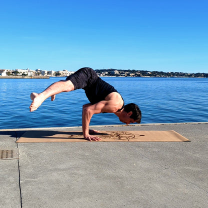 le tapis de yoga en liège The Sailors' Devil de ZenMotion. Son design unique, inspiré de Davy Jones et des runes lunaires, vous connecte aux forces mystérieuses des océans et à votre intuition profonde. Offrant un confort inégalé, il améliore votre posture et équilibre pour une pratique fluide et pleine d'harmonie. L'adhérence ultime du liège, naturellement antidérapant, vous soutient même dans les moments de transpiration. Fabriqué à partir de matériaux naturels, durables et recyclables.