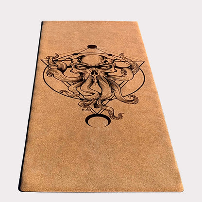 le tapis de yoga en liège The Sailors' Devil de ZenMotion. Son design unique, inspiré de Davy Jones et des runes lunaires, vous connecte aux forces mystérieuses des océans et à votre intuition profonde. Offrant un confort inégalé, il améliore votre posture et équilibre pour une pratique fluide et pleine d'harmonie. L'adhérence ultime du liège, naturellement antidérapant, vous soutient même dans les moments de transpiration. Fabriqué à partir de matériaux naturels, durables et recyclables.