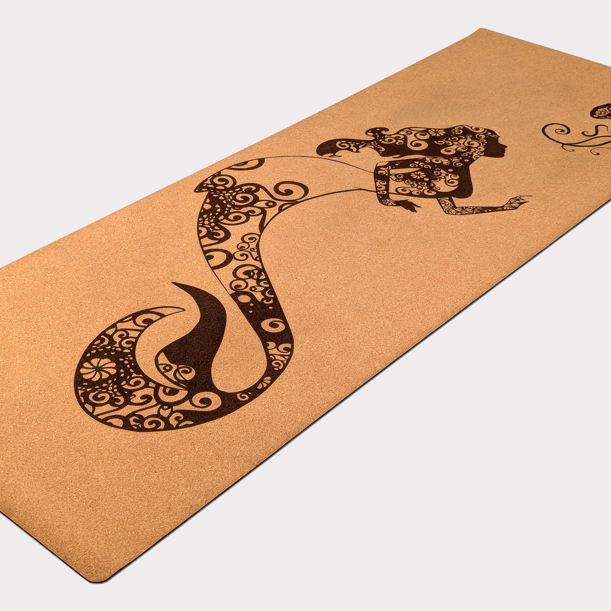Design du tapis en liège Sea Fairy de ZenMotion
Plongez dans une expérience spirituelle avec le tapis en liège Sea Fairy, inspiré par la magie des sirènes et la fluidité de l'océan. Ce design unique et mindful, orné de motifs de mandalas, vous connecte à la grâce aquatique pour une pratique méditative et harmonieuse. Confort inégalé et adhérence ultime grâce au liège naturel, idéal pour vos séances de Hatha ou Vinyasa yoga. Éco-responsable et élégant.