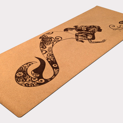 Design du tapis en liège Sea Fairy de ZenMotion
Plongez dans une expérience spirituelle avec le tapis en liège Sea Fairy, inspiré par la magie des sirènes et la fluidité de l'océan. Ce design unique et mindful, orné de motifs de mandalas, vous connecte à la grâce aquatique pour une pratique méditative et harmonieuse. Confort inégalé et adhérence ultime grâce au liège naturel, idéal pour vos séances de Hatha ou Vinyasa yoga. Éco-responsable et élégant.