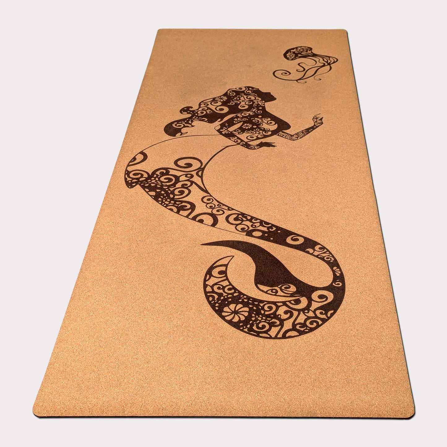Design du tapis en liège Sea Fairy de ZenMotion
Plongez dans une expérience spirituelle avec le tapis en liège Sea Fairy, inspiré par la magie des sirènes et la fluidité de l'océan. Ce design unique et mindful, orné de motifs de mandalas, vous connecte à la grâce aquatique pour une pratique méditative et harmonieuse. Confort inégalé et adhérence ultime grâce au liège naturel, idéal pour vos séances de Hatha ou Vinyasa yoga. Éco-responsable et élégant.